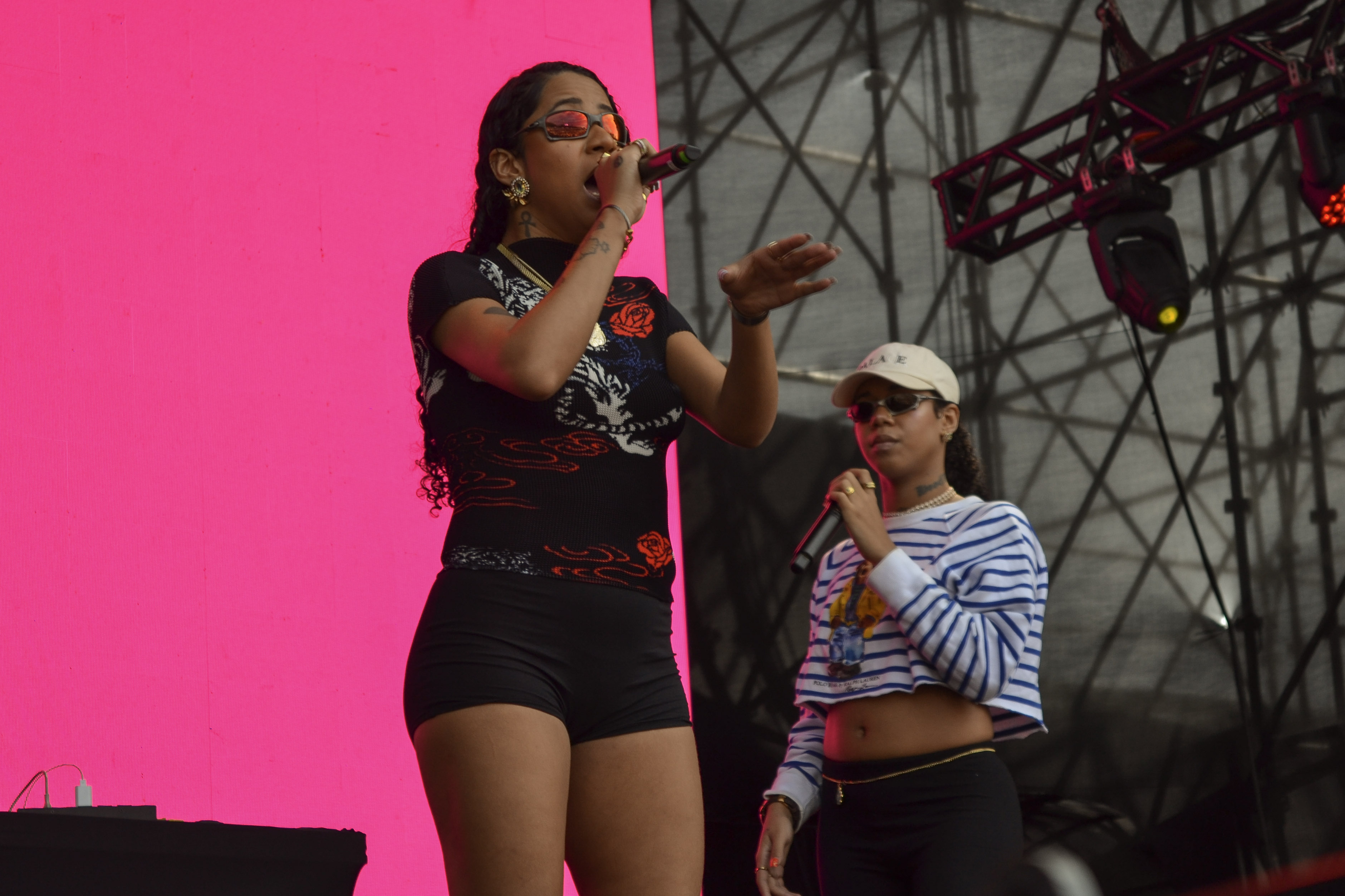 Tasha & Tracie no palco do Encontro das Tribos Circus