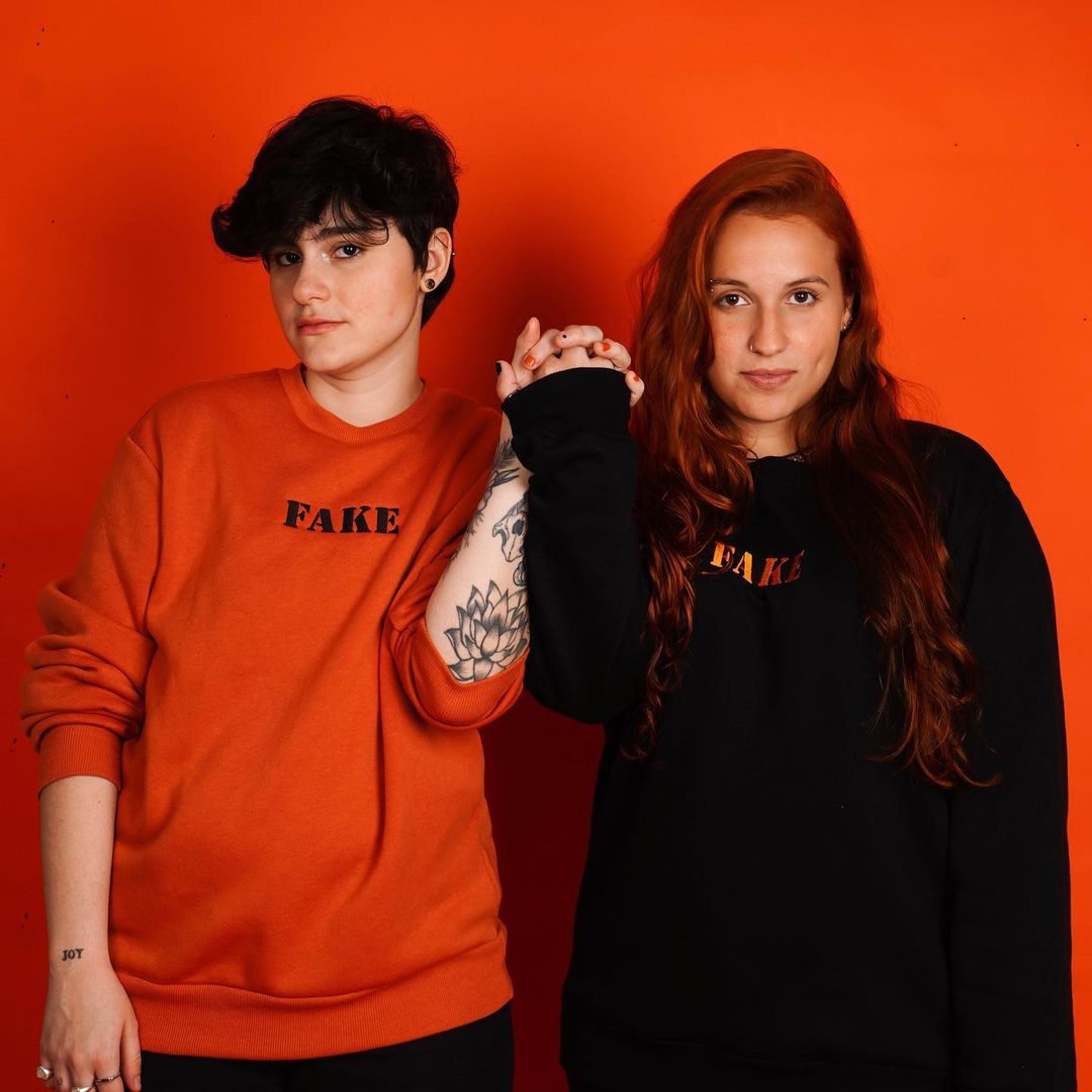 Da esquerda para a direita Isabela Lorio e Carol Rezende, que formam o duo Fake Honey