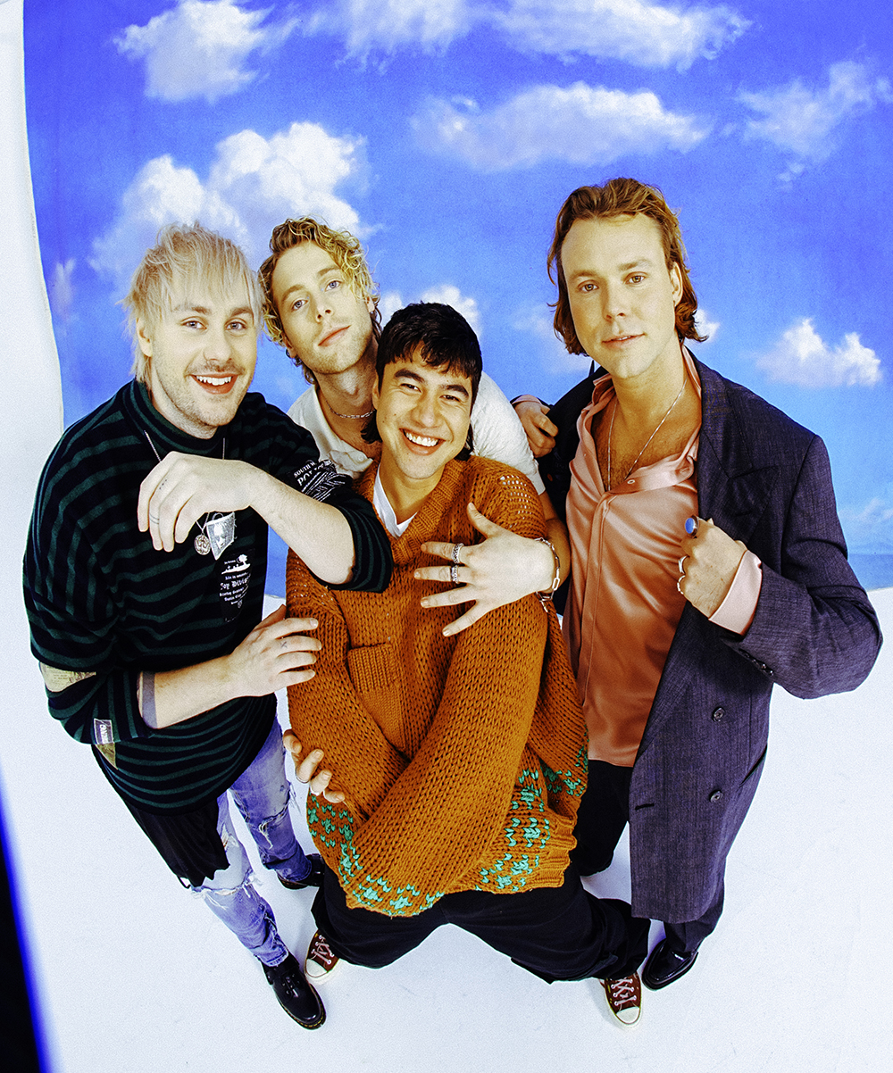 5 Seconds of Summer posa para a foto. Na ordem da esquerda para a direita: Michael Clifford, Luke Hemmings, Calum Hood  e Ashton Irwin