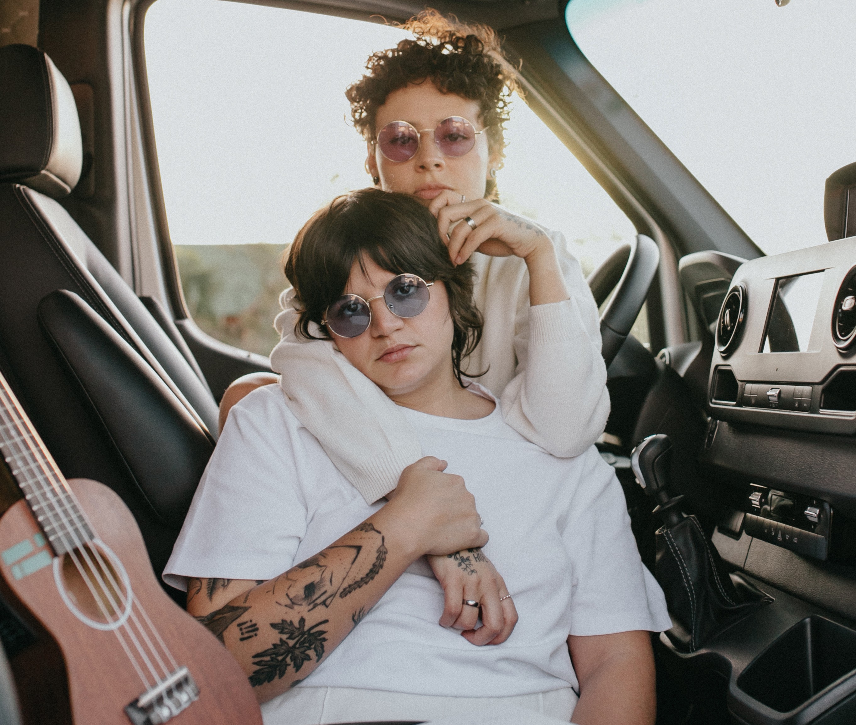 O duo NPKN no motorhome que viabilizou o processo criativo do projeto