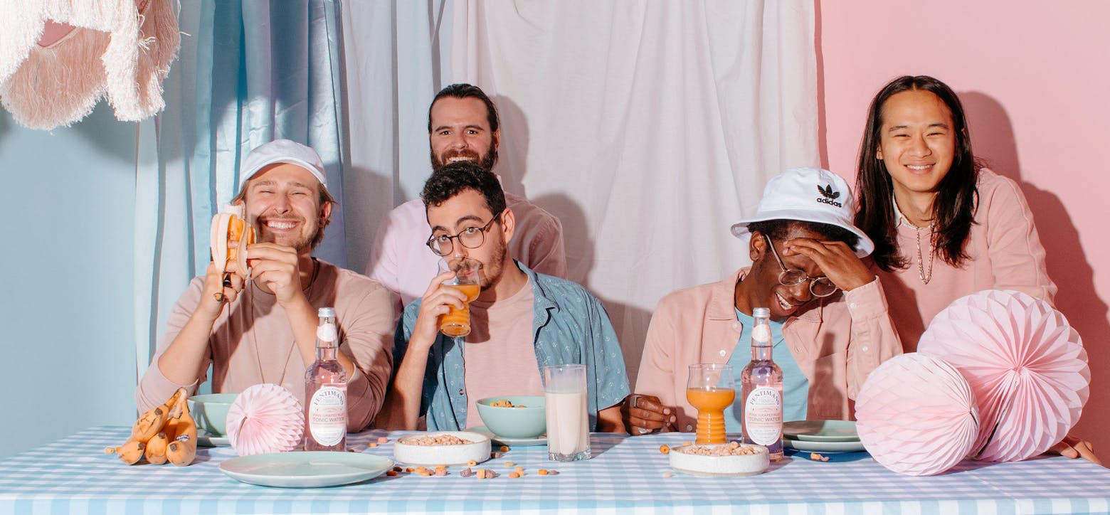 Banda Post Modern Connection em tons de rosa e azul claro para fotos promocionais do  EP “Clustered Umbrela”.