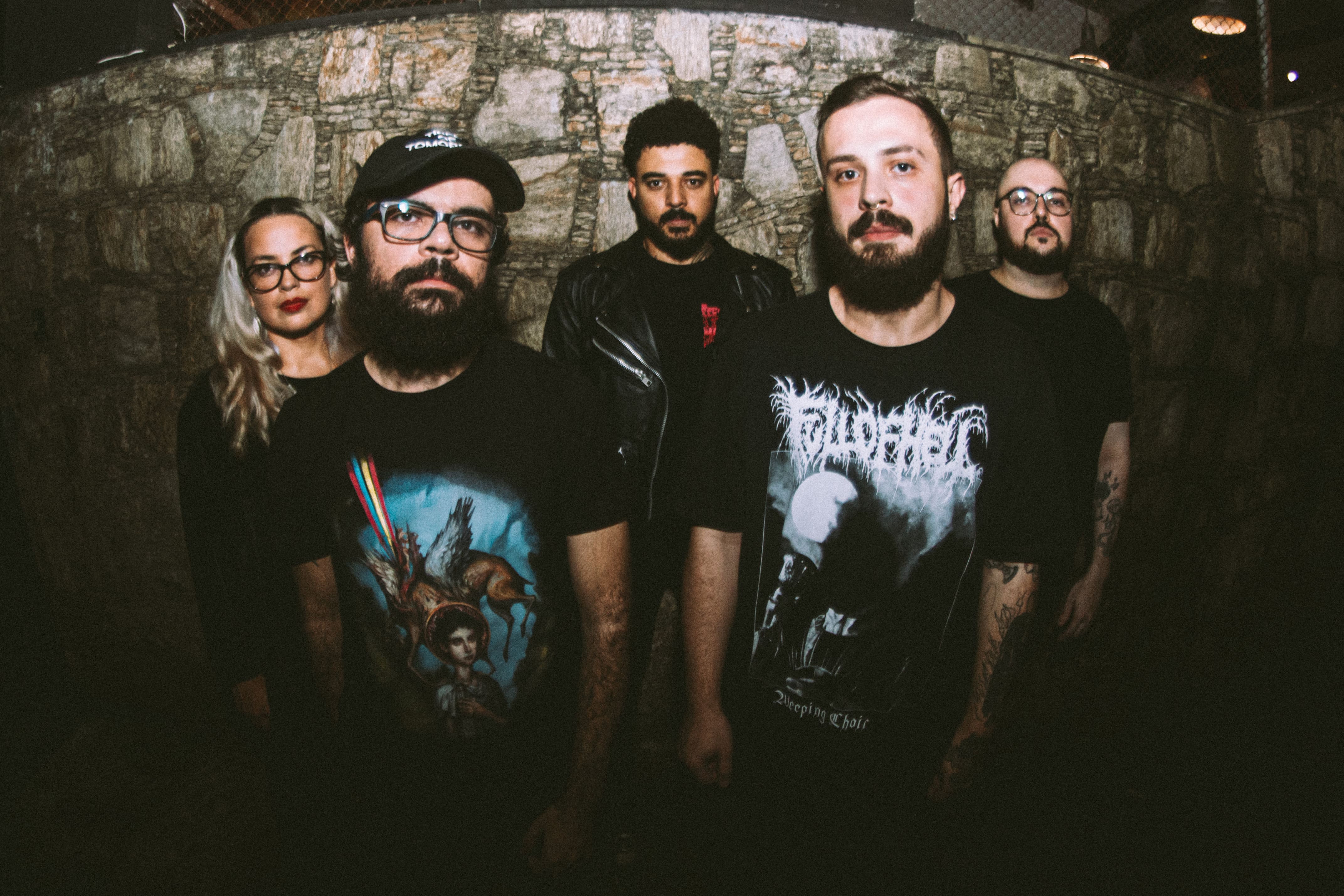 Lōtico é Juliana Lellis (bateria), Bruno Araújo (baixo e vocal), Pedro Ferreira (guitarra), Leonardo Passos (guitarra e vocal) e Guilherme Xavier (guitarra e sintetizadores)