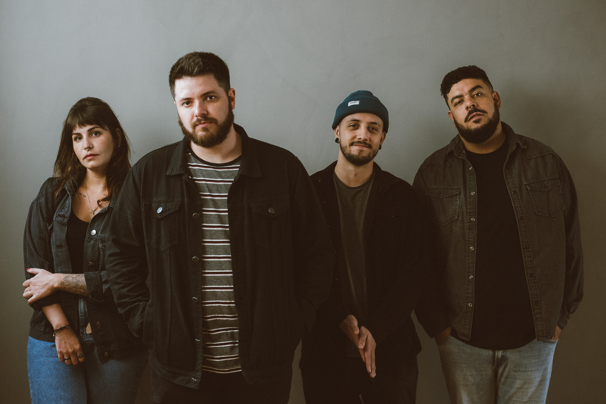 Da esquerda para a direita estão Ju Martinez (baixo), Sid (voz e guitarra), Michel de Melo (guitarra) e Cauê Menezes (bateria).