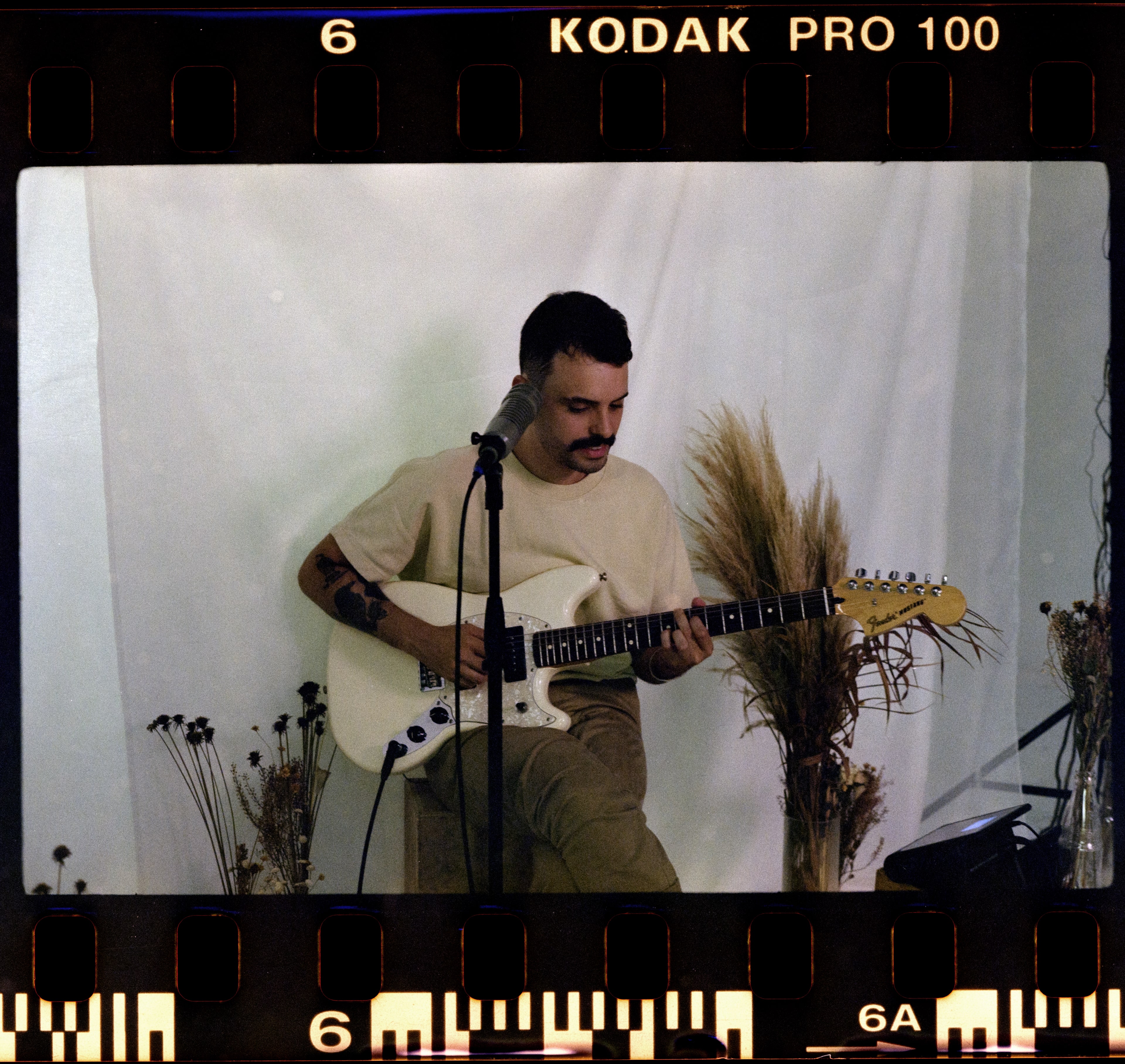 André Ribeiro tocando em session.