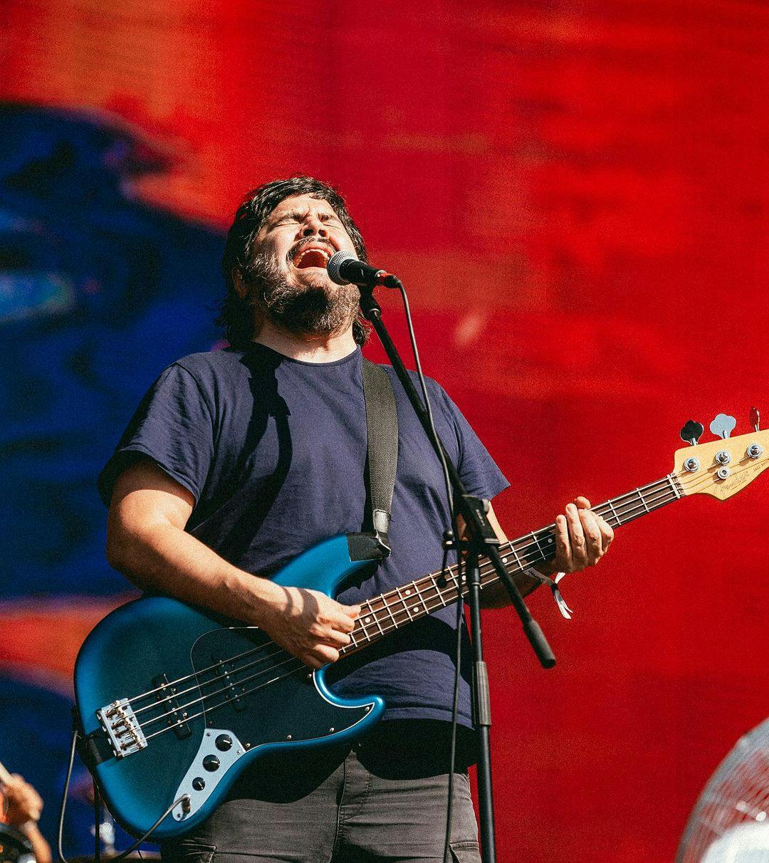 O público estava animado para receber El Mató a un Policía Motorizado mesmo no sol forte / Crédito: Divulgação/Primavera Sound