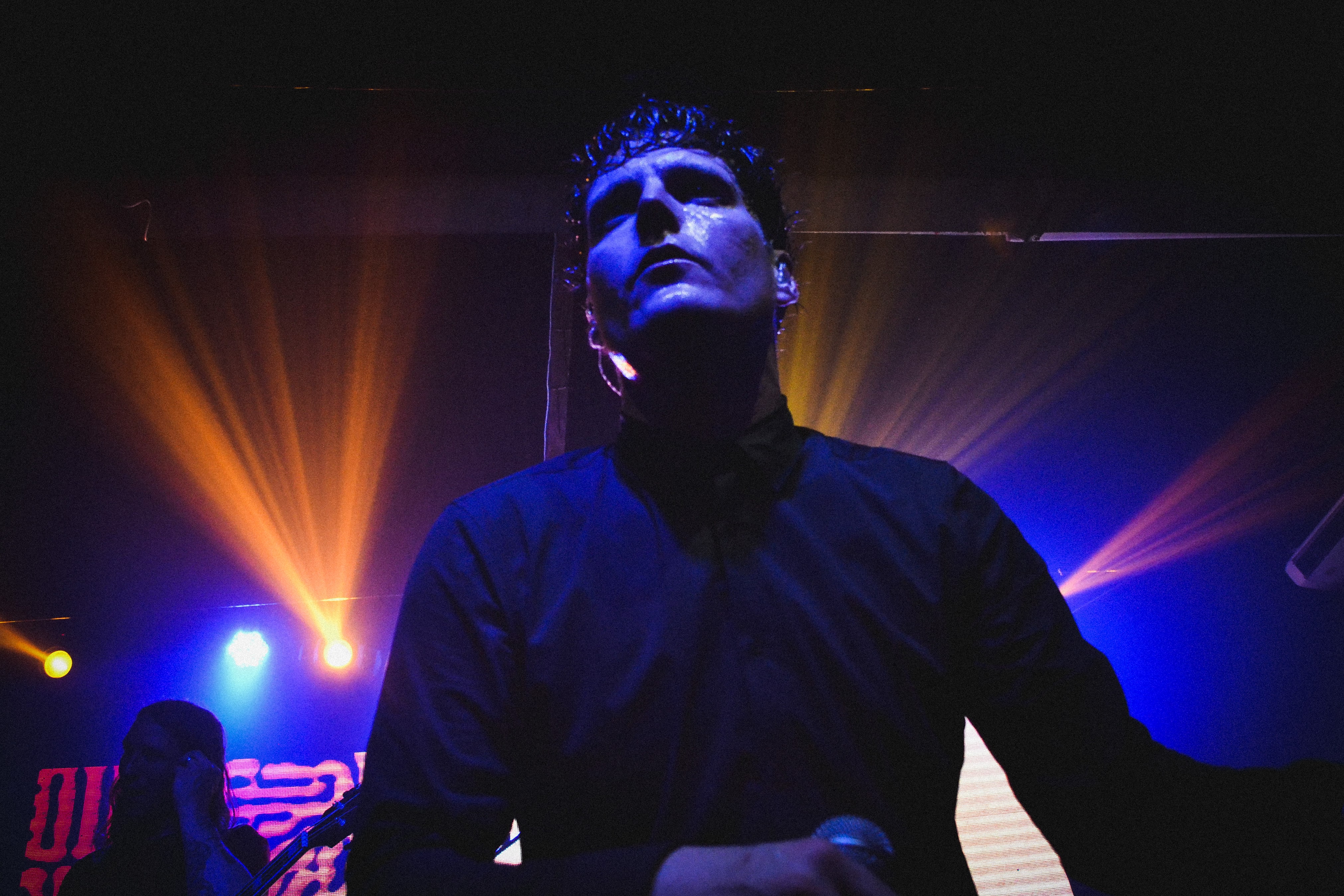 George Clarke, vocalista da Deafheaven, em apresentação em São Paulo