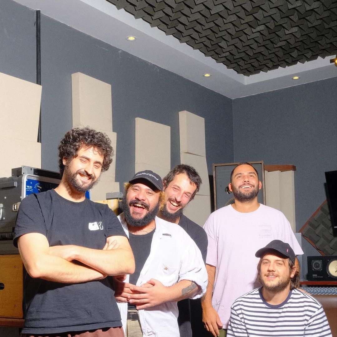 Raça é Marcelo Martins, o Popoto (voz e guitarra), Lucas Calmon, o Novato (voz e baixo), Thiago Barros (bateria), João Viegas (voz e teclado) e Santiago Mazzoli (voz e guitarra)