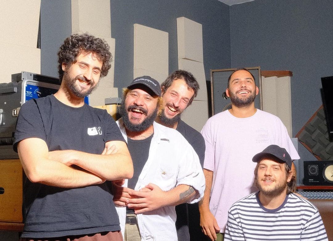 Raça é Marcelo Martins, o Popoto (voz e guitarra), Lucas Calmon, o Novato (voz e baixo), Thiago Barros (bateria), João Viegas (voz e teclado) e Santiago Mazzoli (voz e guitarra)