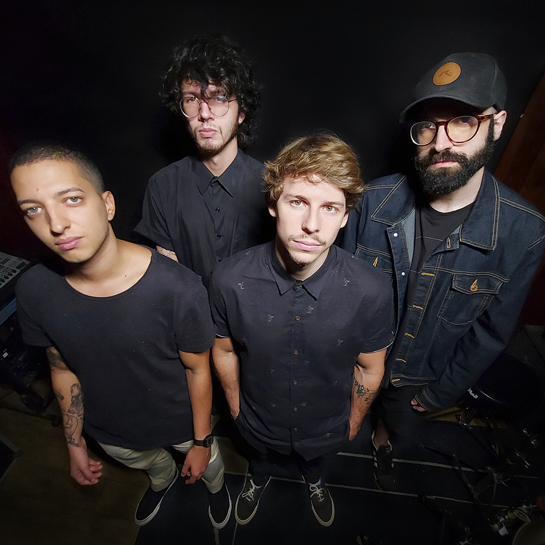 Mateus Bragard, Gustavo Ungarato, Gustavo Martins e Fernando Assis, todos de preto e olhando para câmera. 
