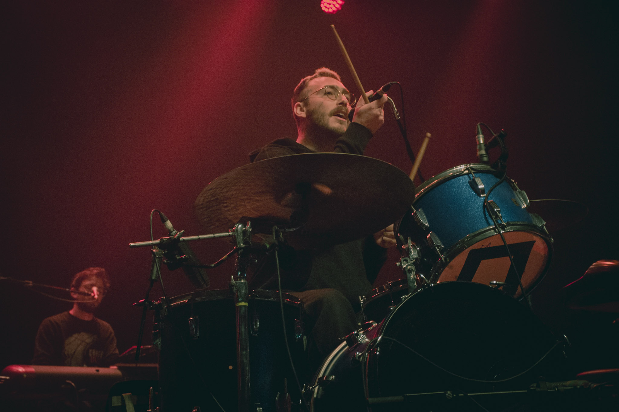 Julien Ehrlich durante o show da banda Whitney