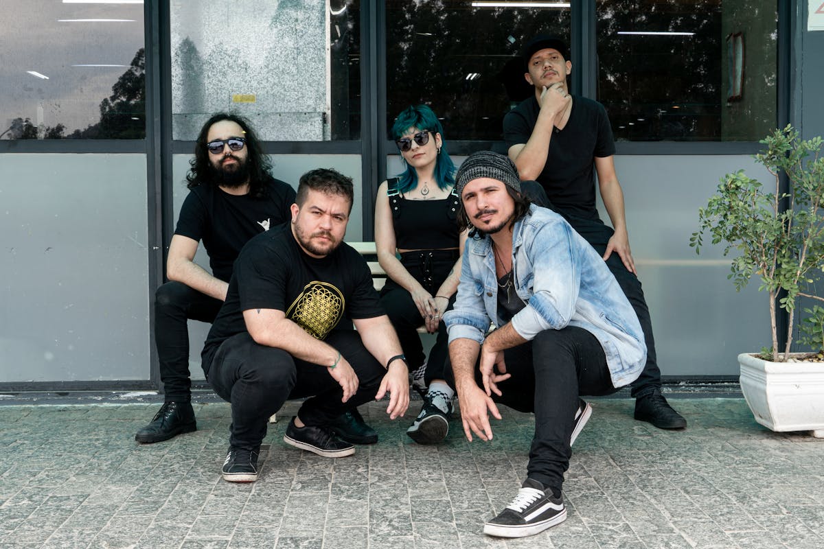 Radioativa é formada por Ana Marques (vocal), Felipe Pessanha (guitarra e synth), Fabricio Oliveira (guitarra), Rodrigo Aranha (bateria) e Lucas Reale (baixo).
