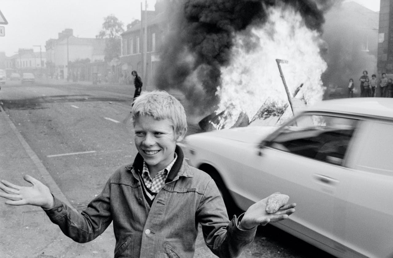 “Youth with a stone during a riot at the top of Leeson Street” (Jovem com uma pedra durante uma revolta no topo da Rua Leeson), 1978. — Foto: © Chris Steele-Perkins/Magnum Photos