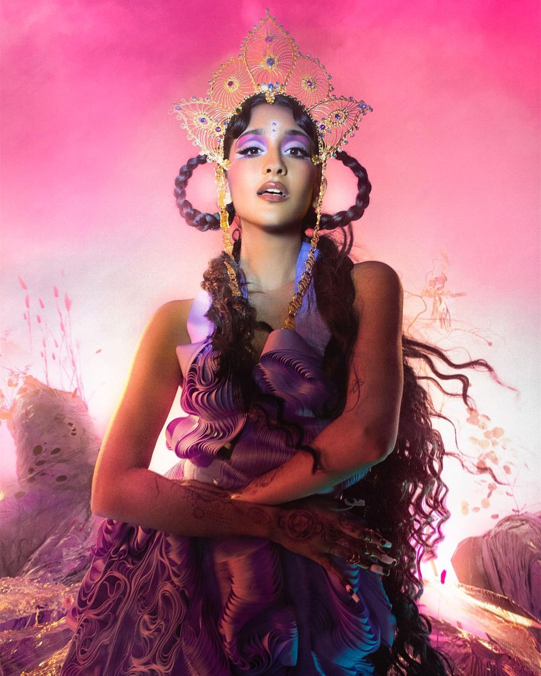 Raveena posa com elementos de sua cultura.