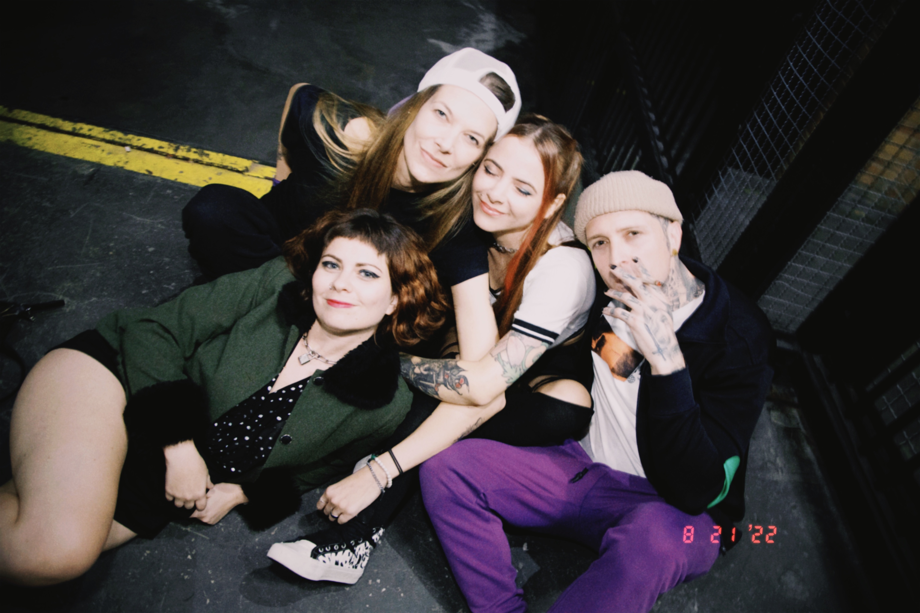 The Mönic é Ale Labelle (guitarra e voz), Dani Buarque (guitarra e voz), Joan Bedin (baixo e voz) e Thiago Coiote (bateria e backing vocal)