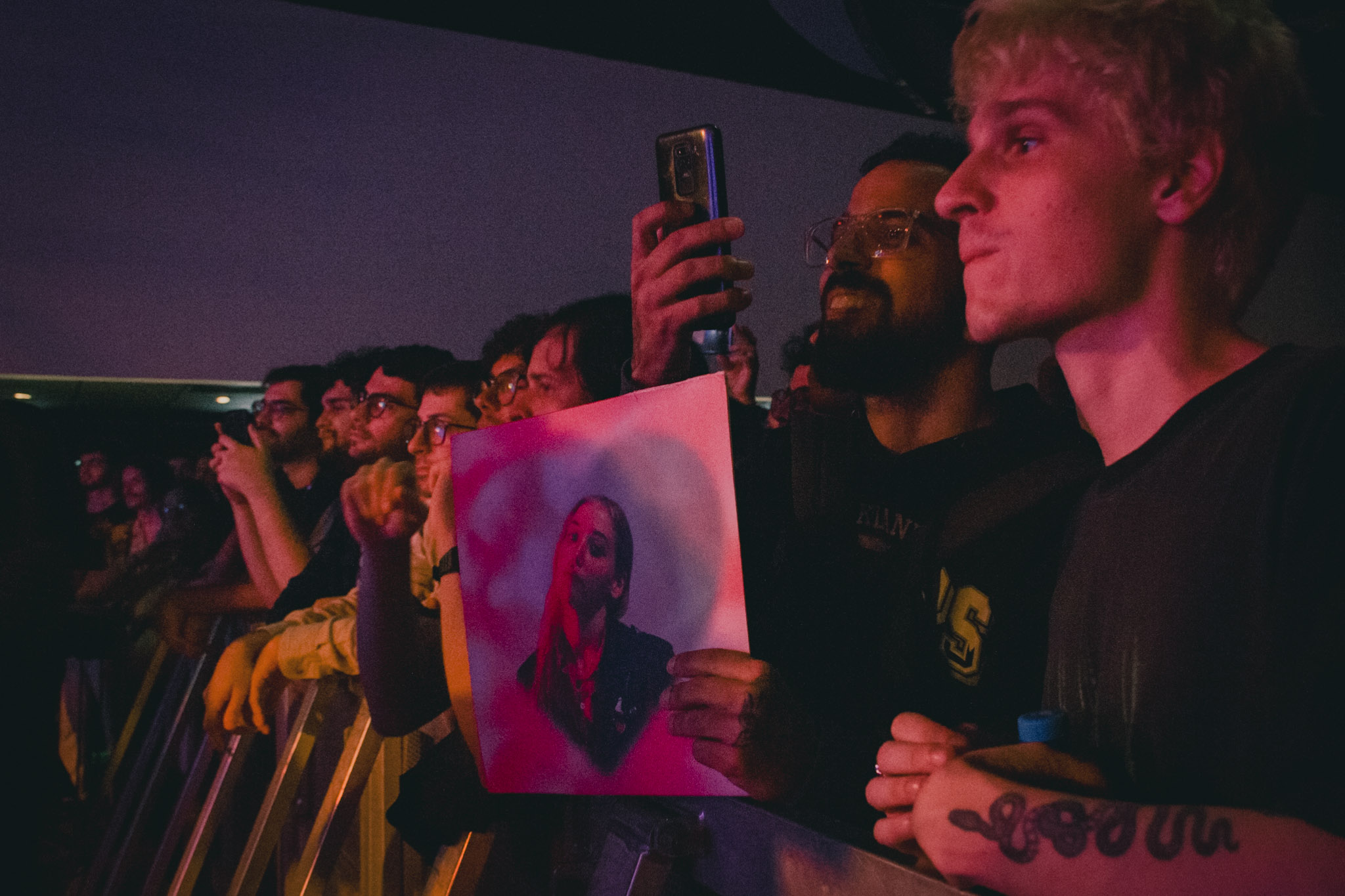 Fã segurando LP da artista Hatchie