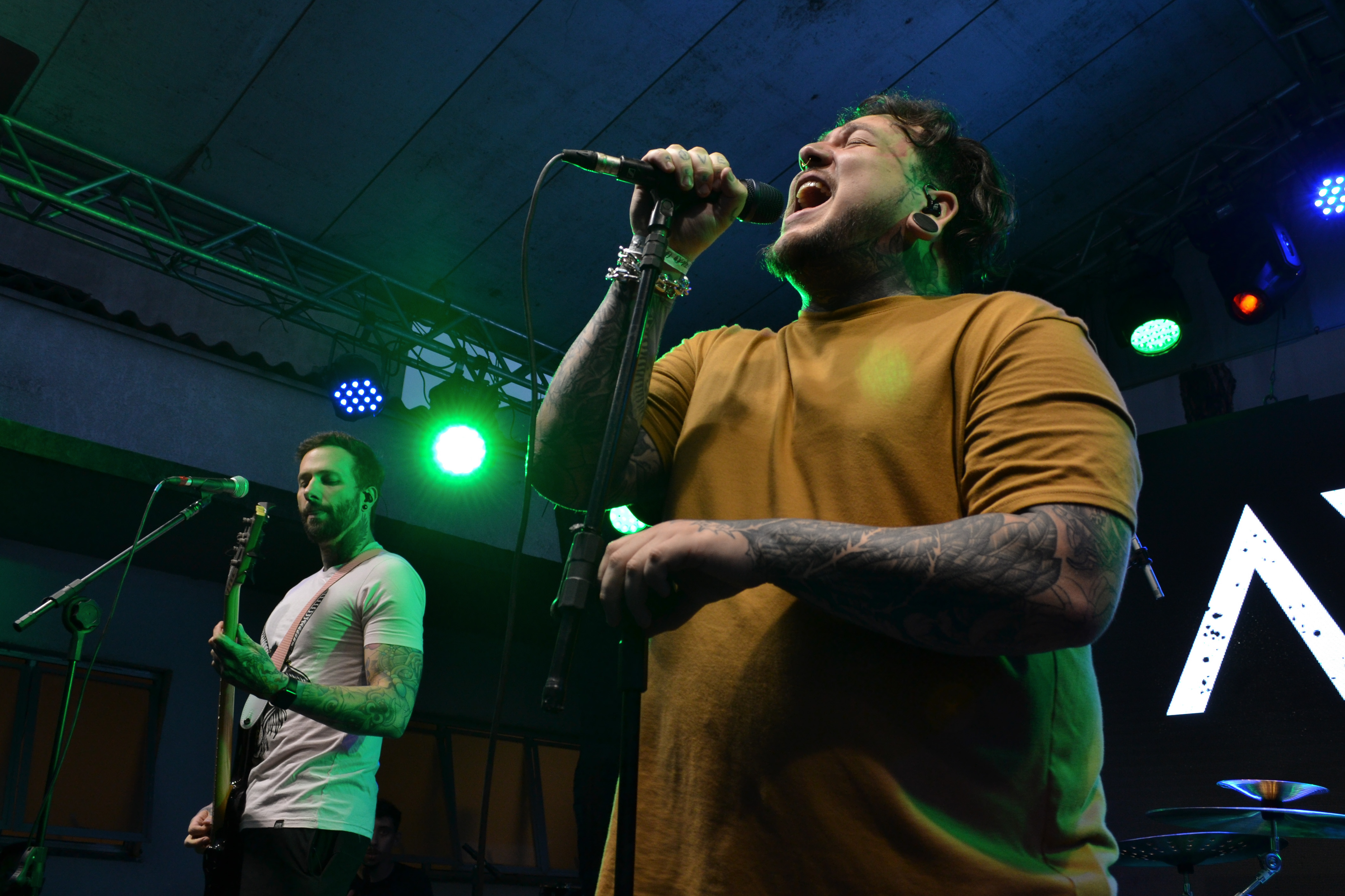 AXTY é formada por Felipe Hervoso (vocal), Felipi Grivol (guitarra), Jonathas Peschiera (baixo) e Gabriel Vacari (bateria)