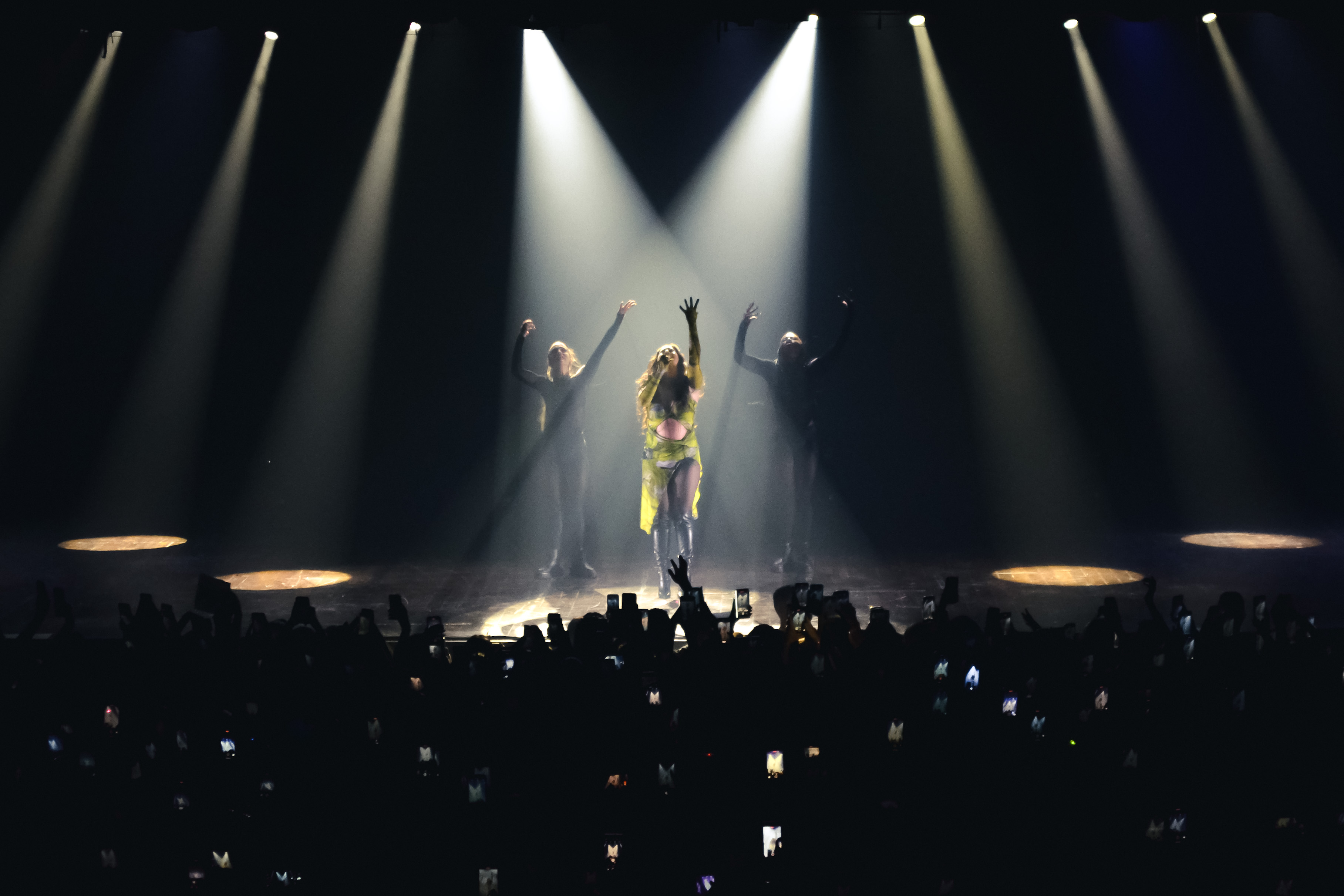 Lauren Jauregui se apresentando na Audio, em São Paulo