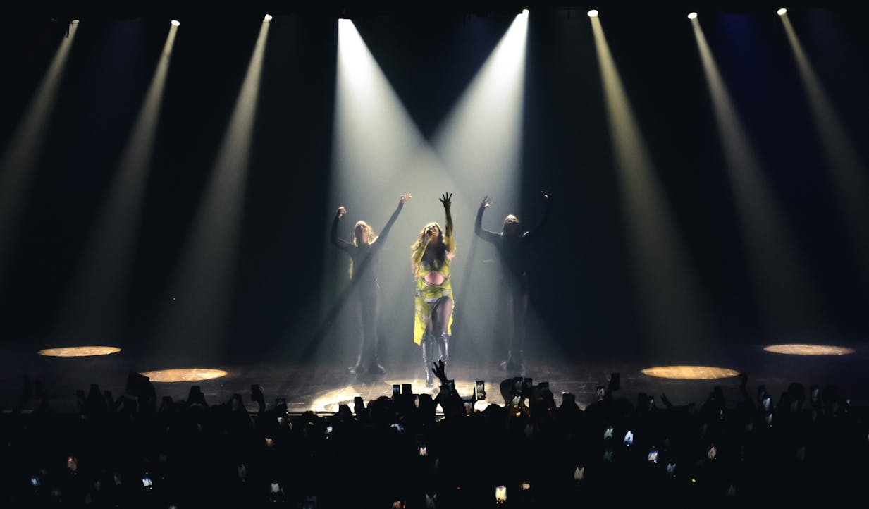 Lauren Jauregui se apresentando na Audio, em São Paulo