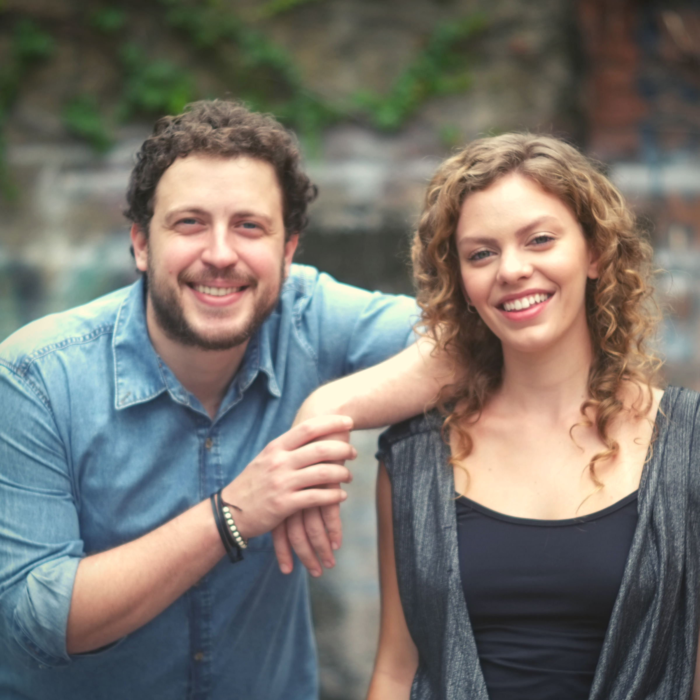 Gabriel Dellilo e Carol Fincatti estão lado a lado, de frente e sorrindo.