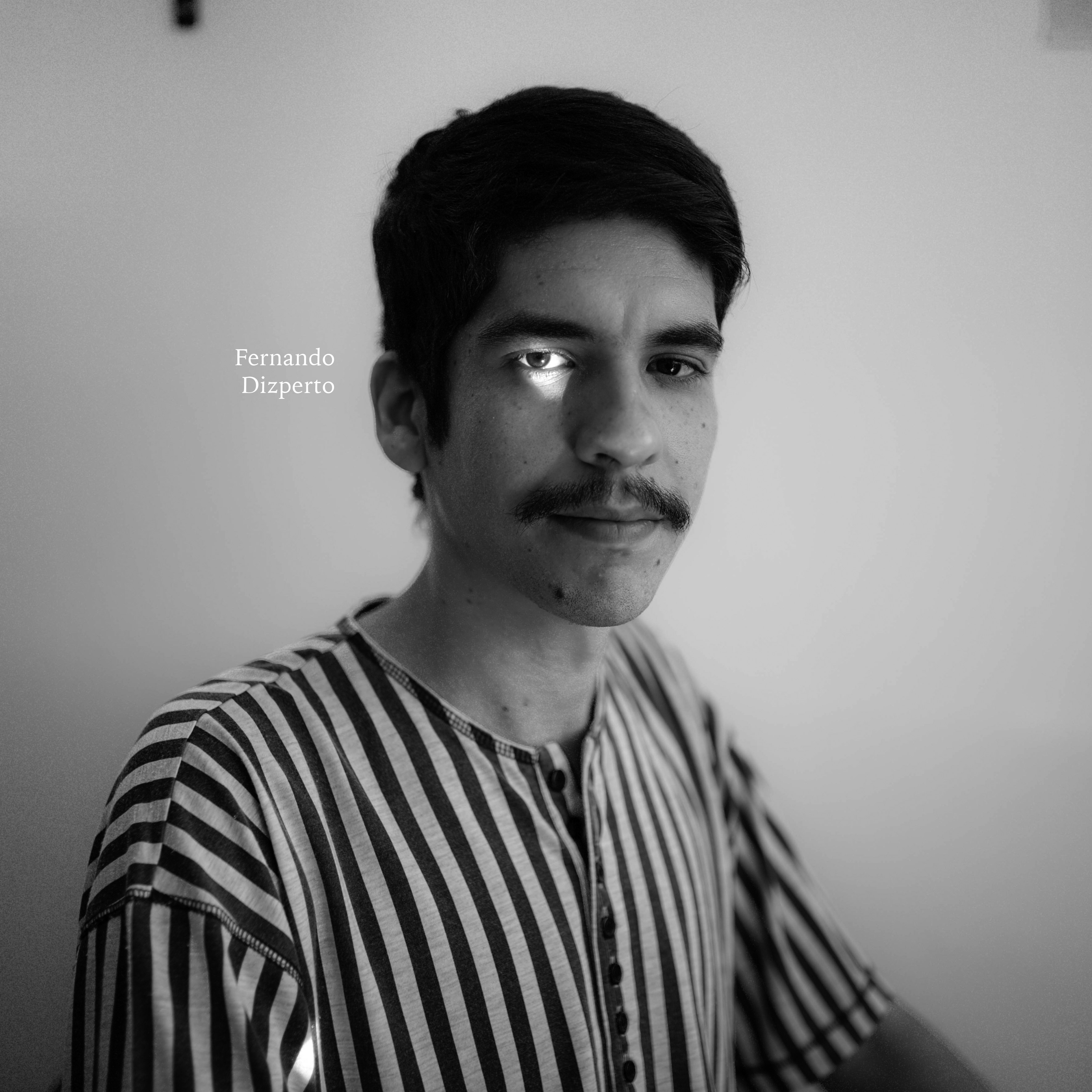 Fernando Mascarenhas posando para a câmera sério, com um efeito em preto e branco.