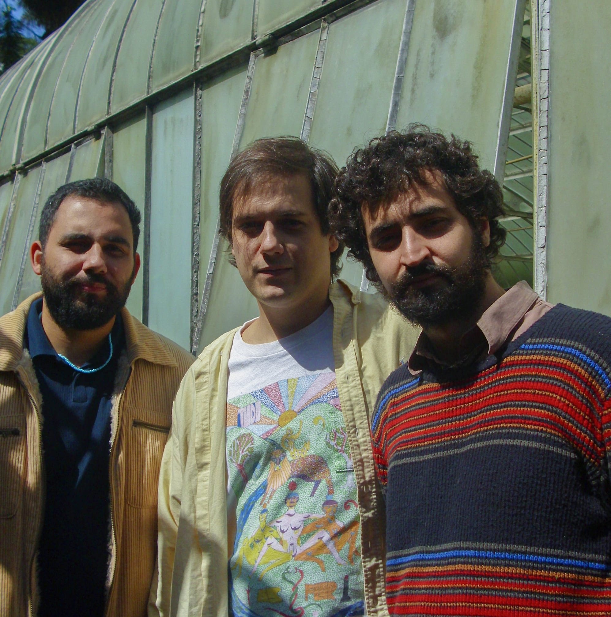 oão Viegas (teclado, violão e voz), Santiago Obejero Paz (guitarra, violão e voz) e Thiago Barros (bateria e voz).
