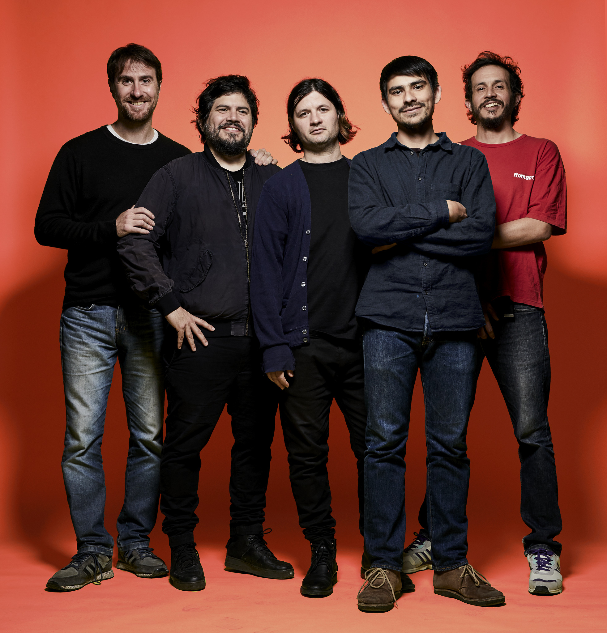 El Mató a Un Policía Motorizado posa para fotos em lançamento de Súper Terror