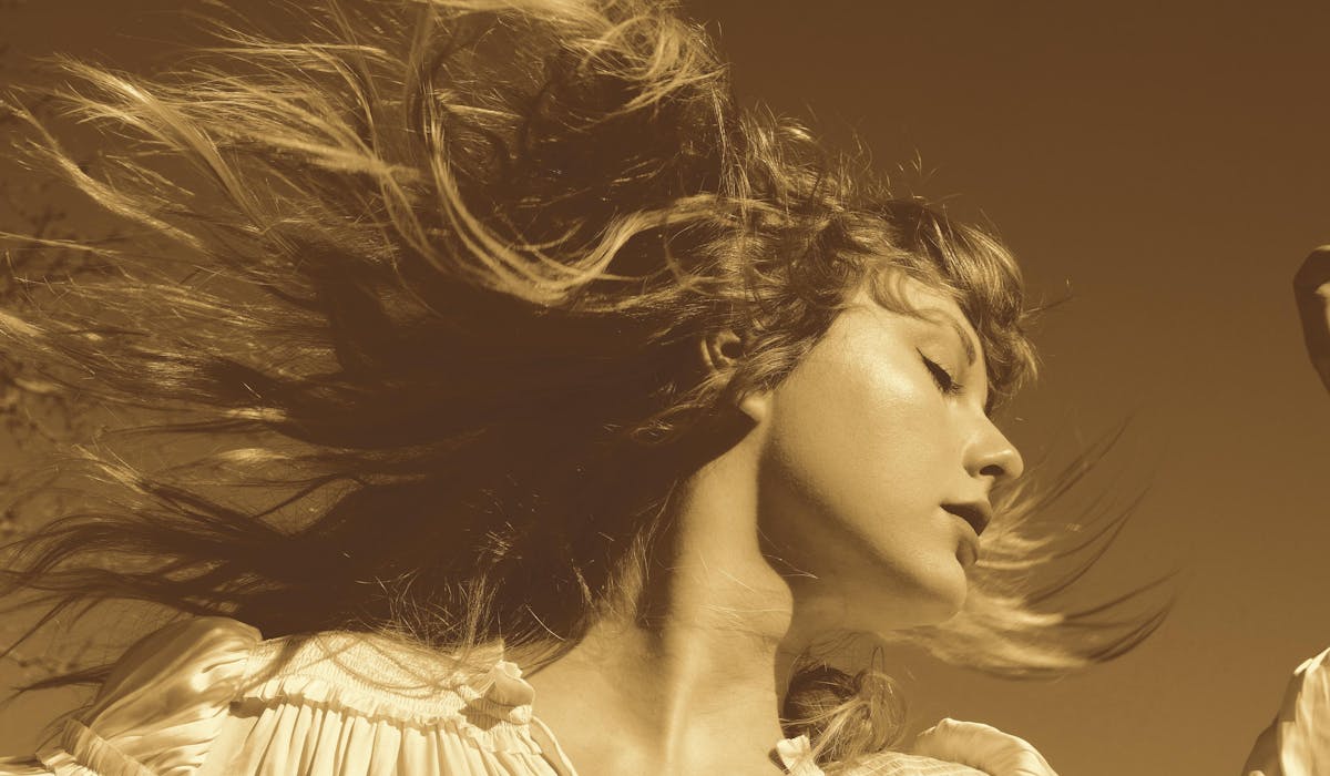 Capa do álbum Fearless (Taylor's Version) atualizada com Taylor Swift jogando o cabelo