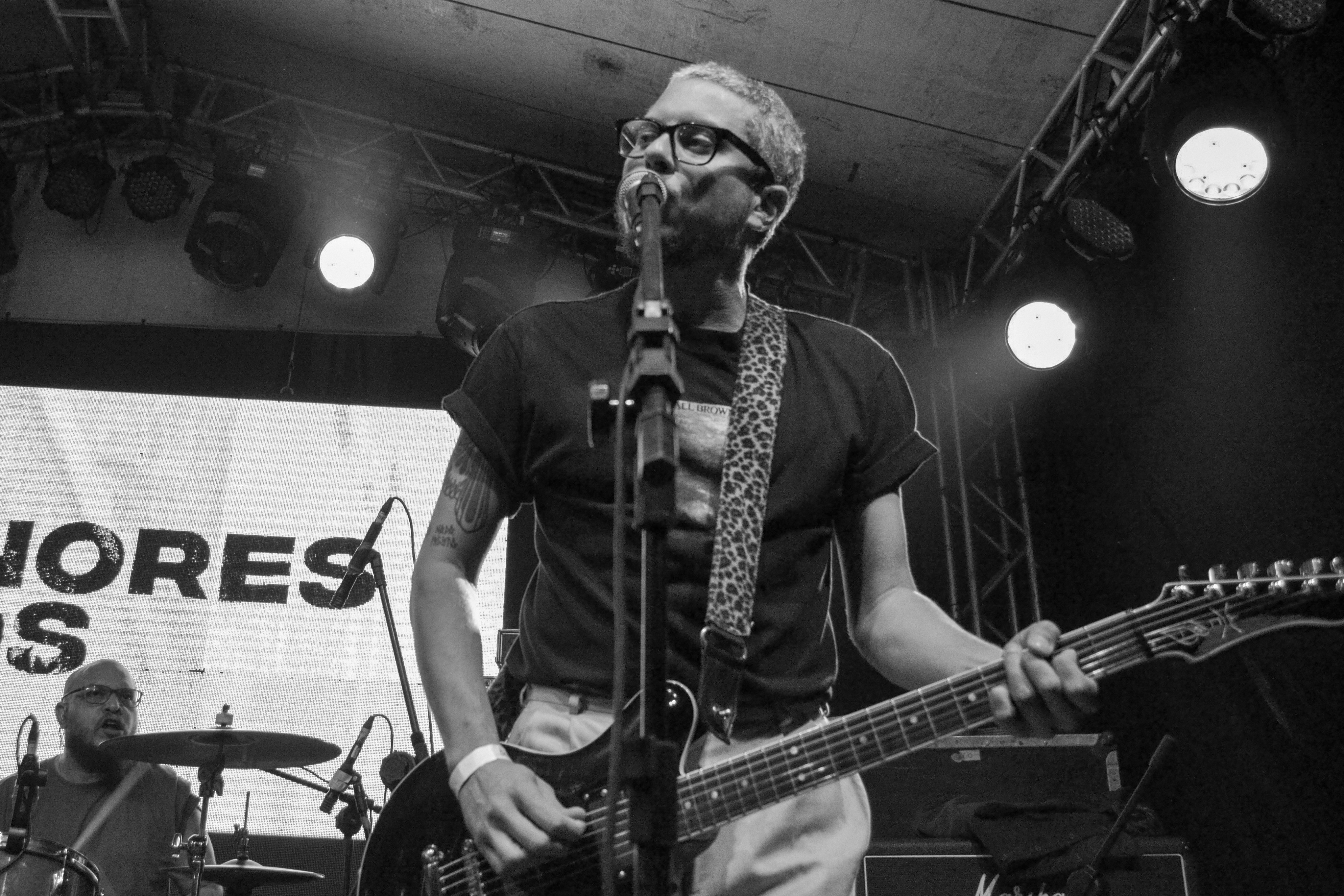 menores atos é Cyro, Celso Lehnemann (baixo e vozes de apoio) e Ricardo Mello, o Bola (bateria e vozes de apoio).