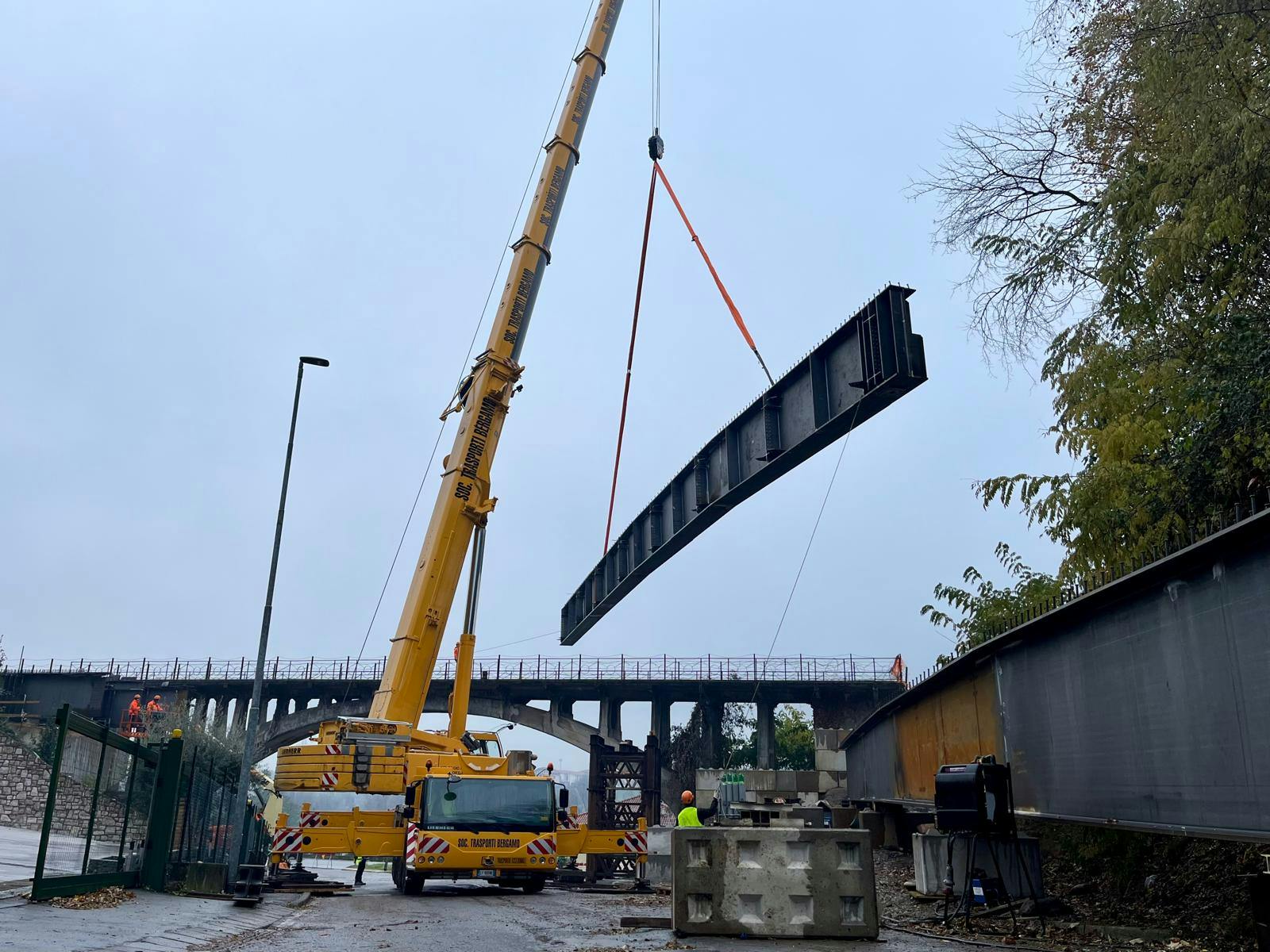 Linea tramviaria T2 – Concluso l’assemblaggio del nuovo Ponte Rino a Villa D’Almè.