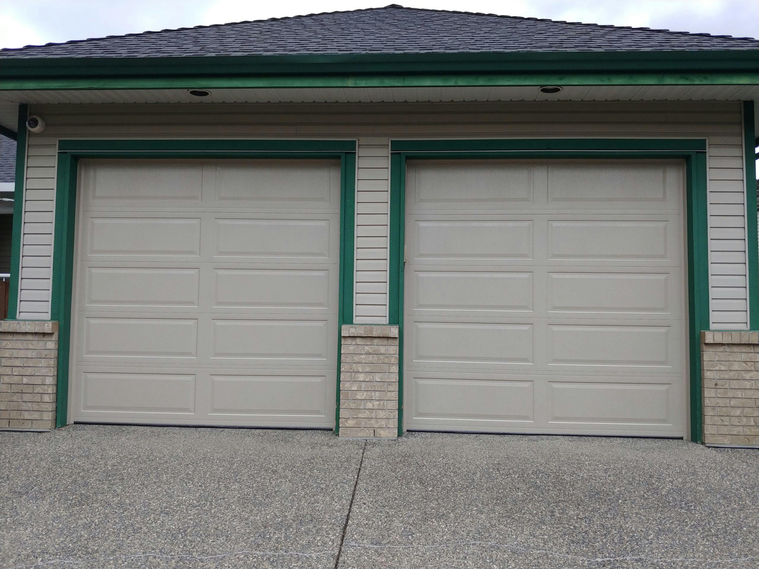 a pair of 8'x8' fully insulated garage door from Northwest Door's THERMATEC collection