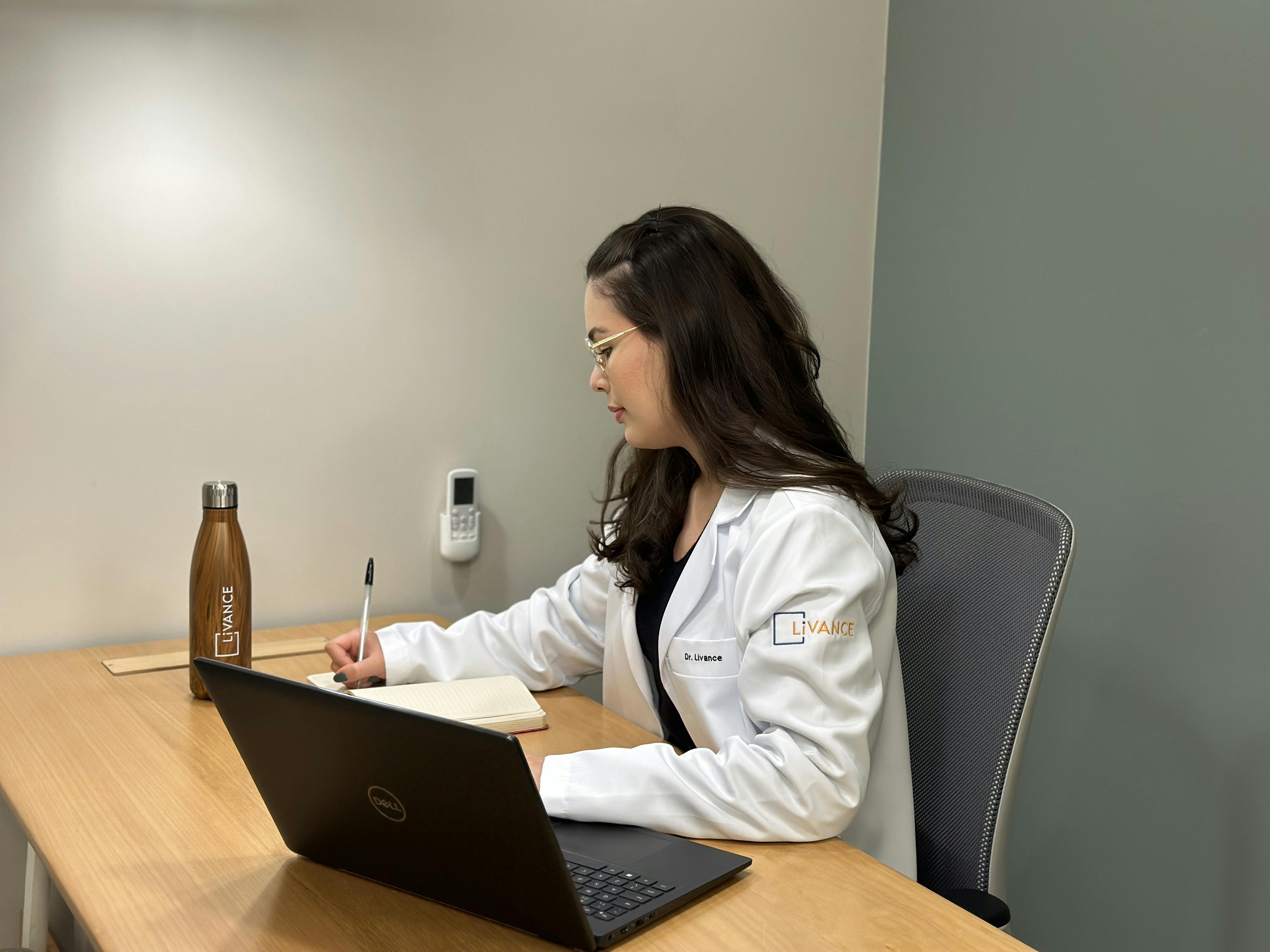 Médica em seu consultório