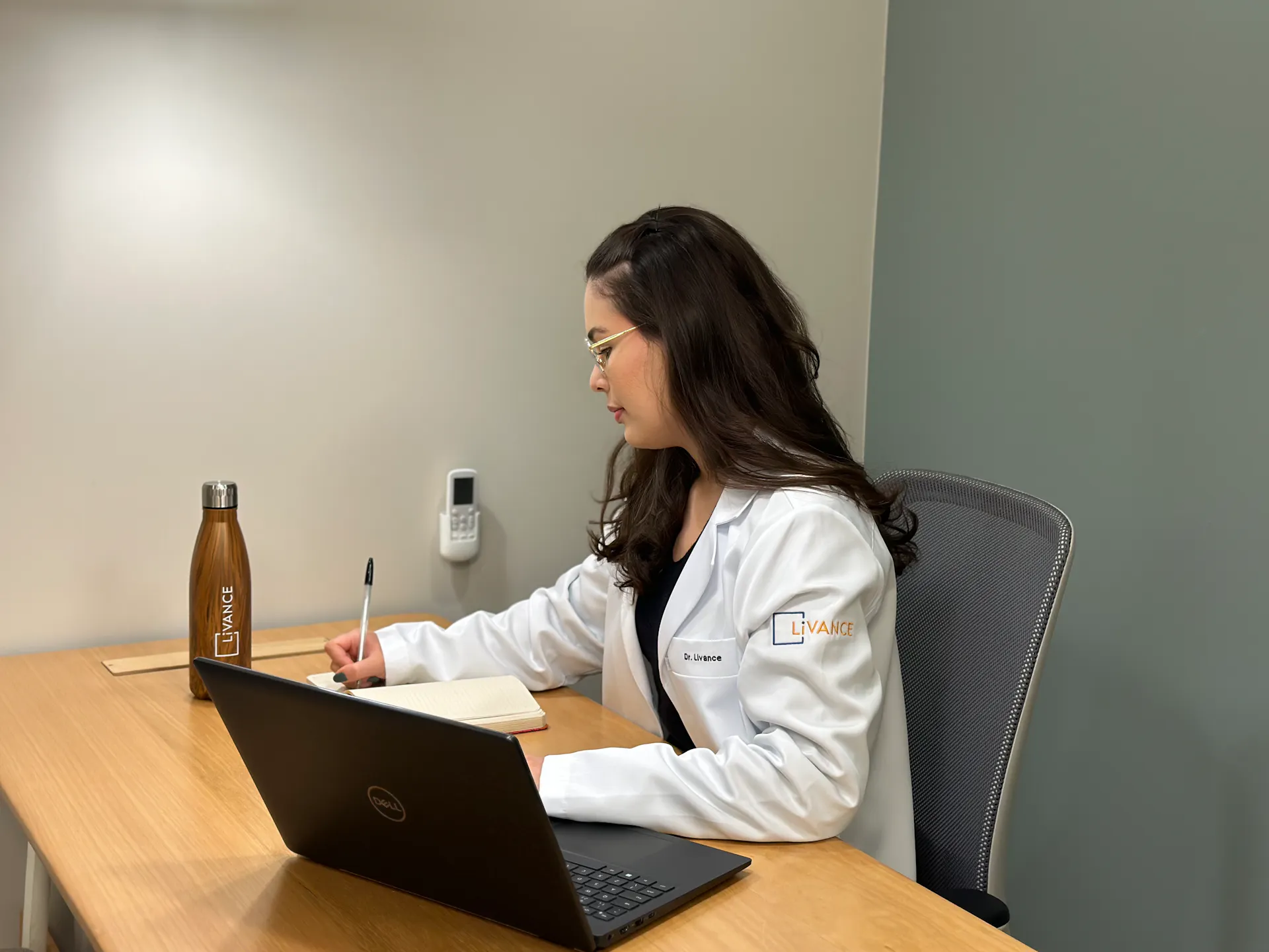 Médica em seu consultório