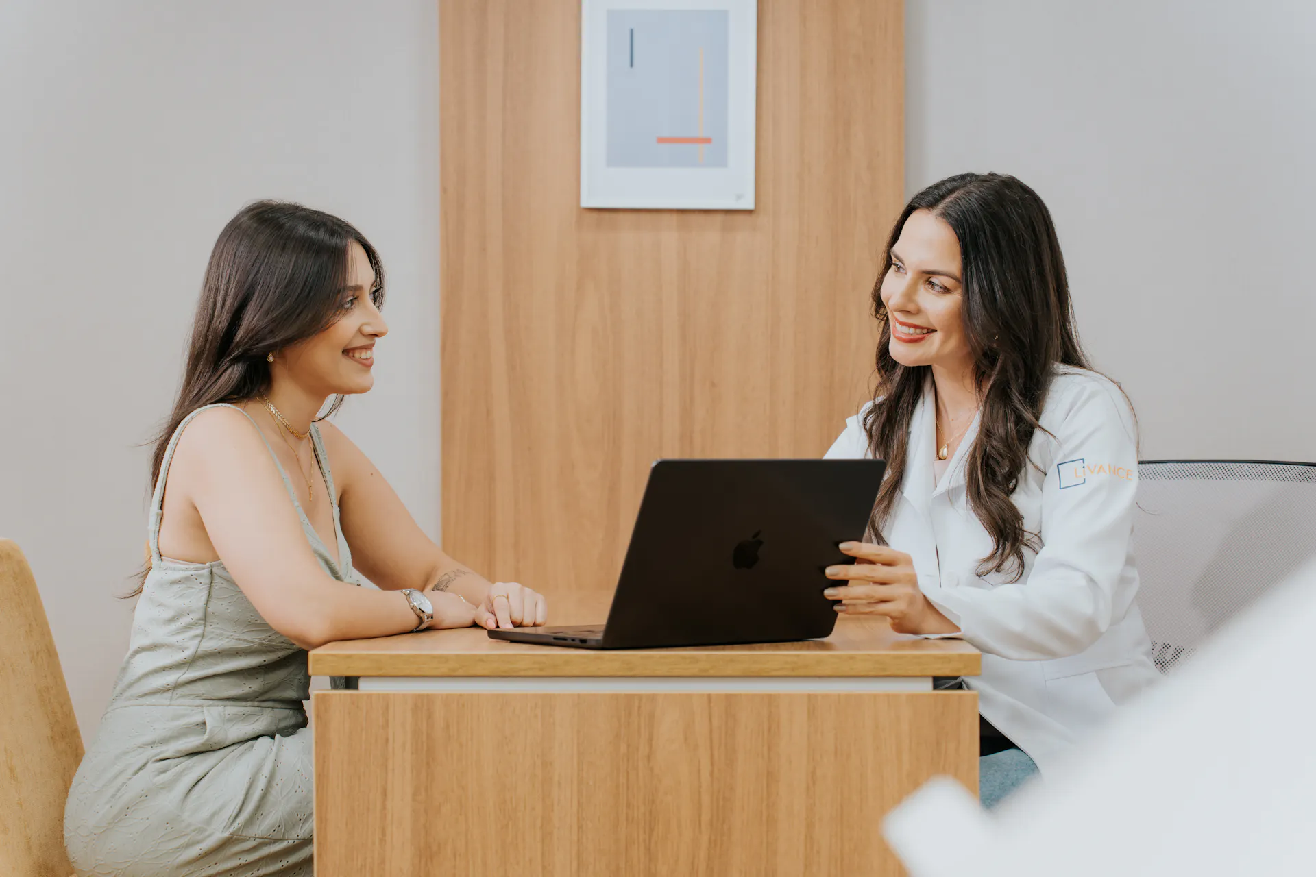 Médica conversando com paciente em consultório da Livance
