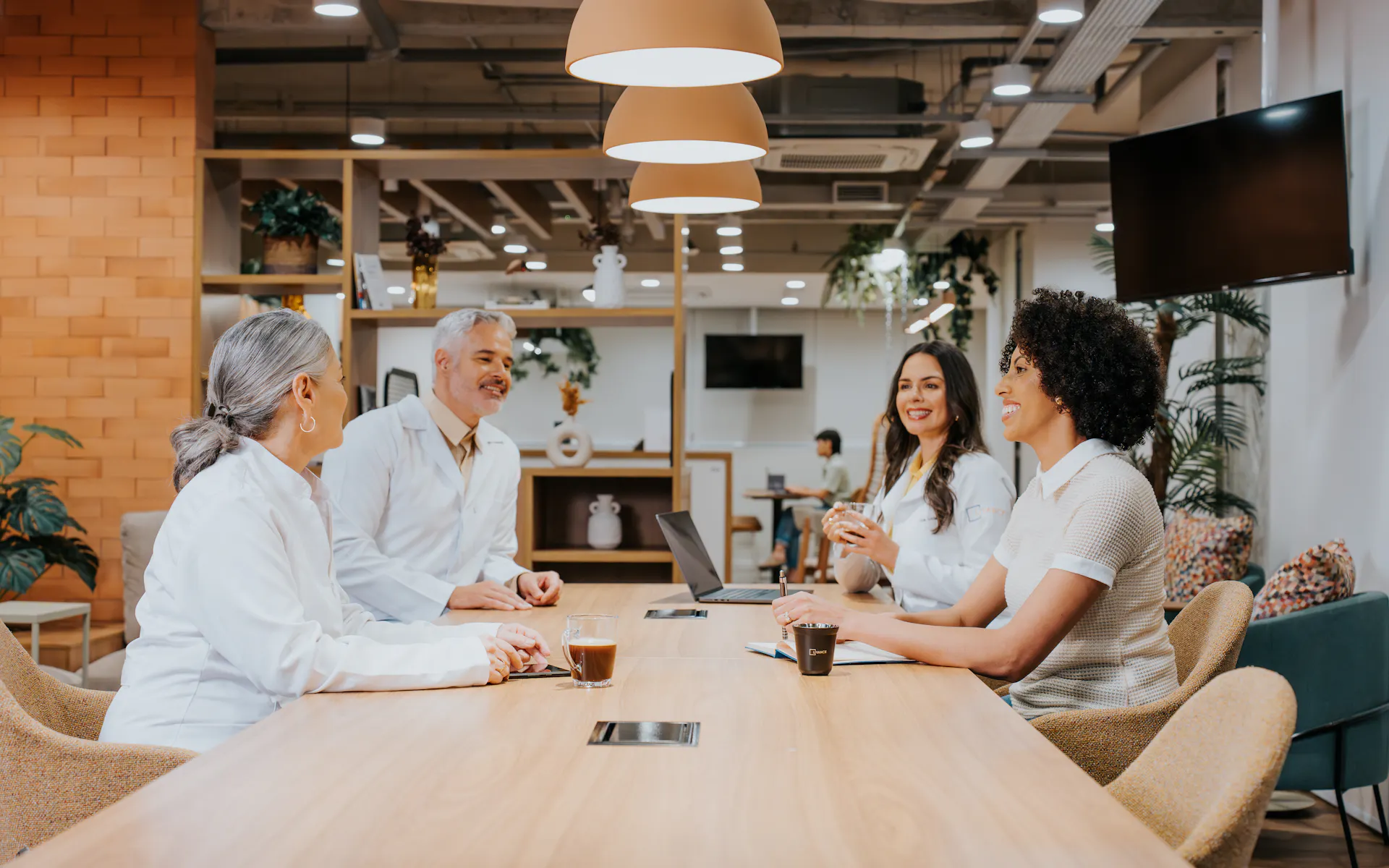 Profissionais de saúde conversando no coworking de uma unidade Livance
