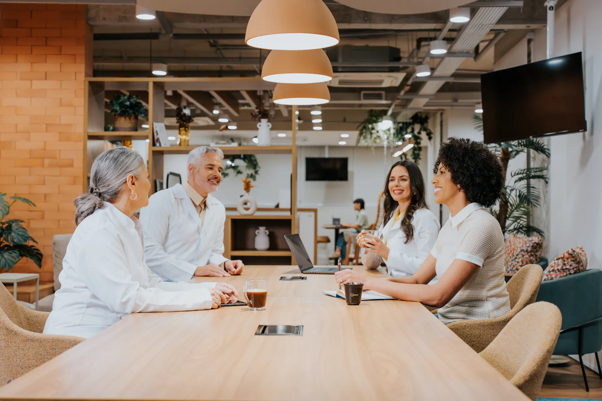 Profissionais de saúde conversando no coworking de uma unidade Livance