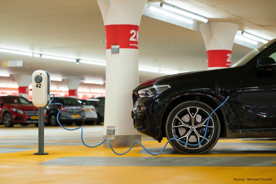 borne de recharge en entreprise, stations chargement, voiture électrique, parking