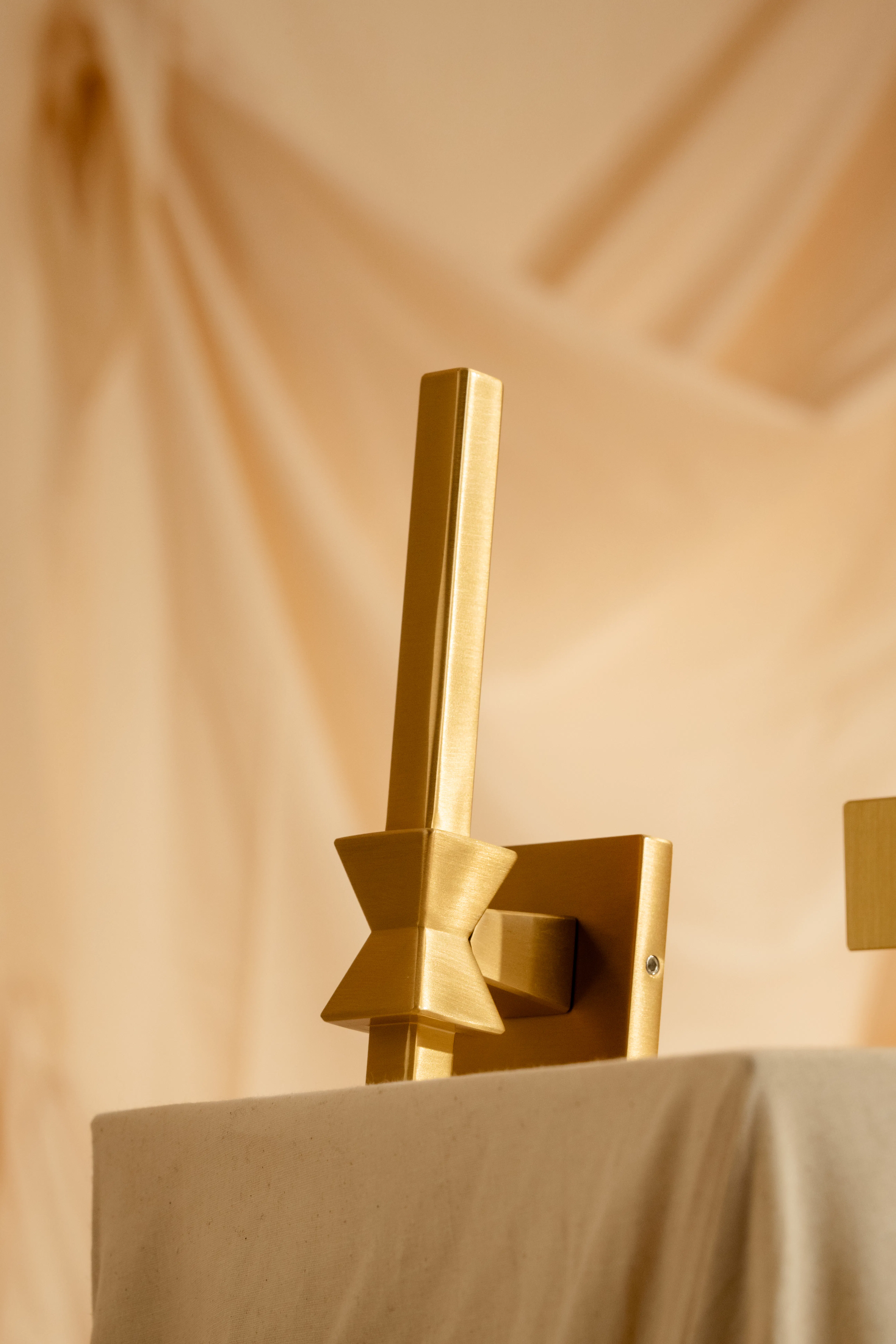 Lo and Co forma brass handle