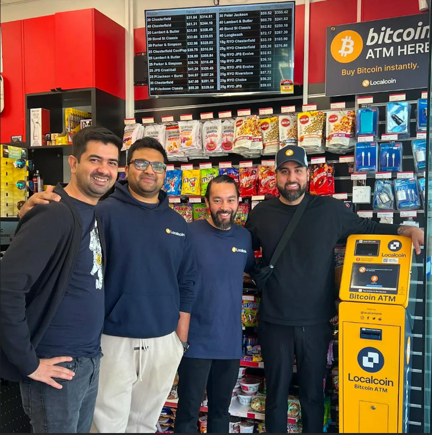 Employés de Localcoin avec un guichet automatique nouvellement installé