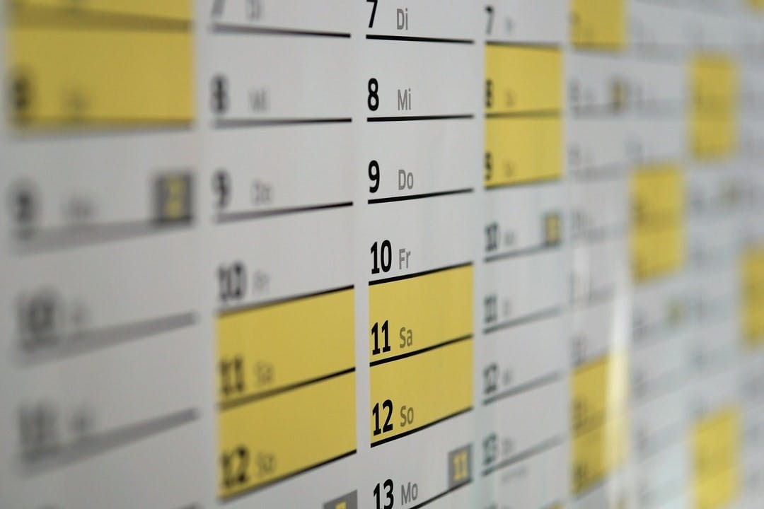 vertical calendar with weekends highlighted in yellow