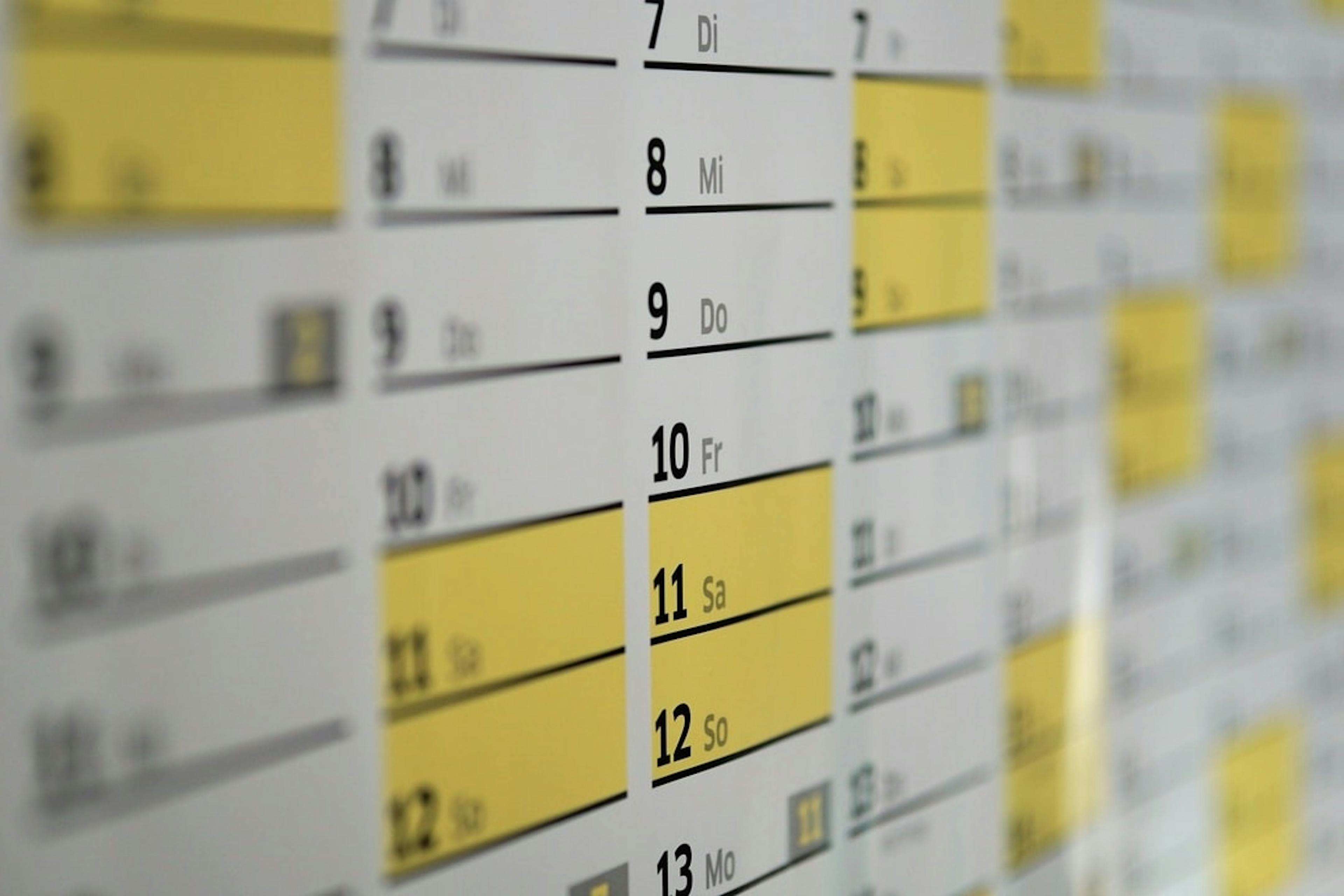 vertical calendar with weekends highlighted in yellow