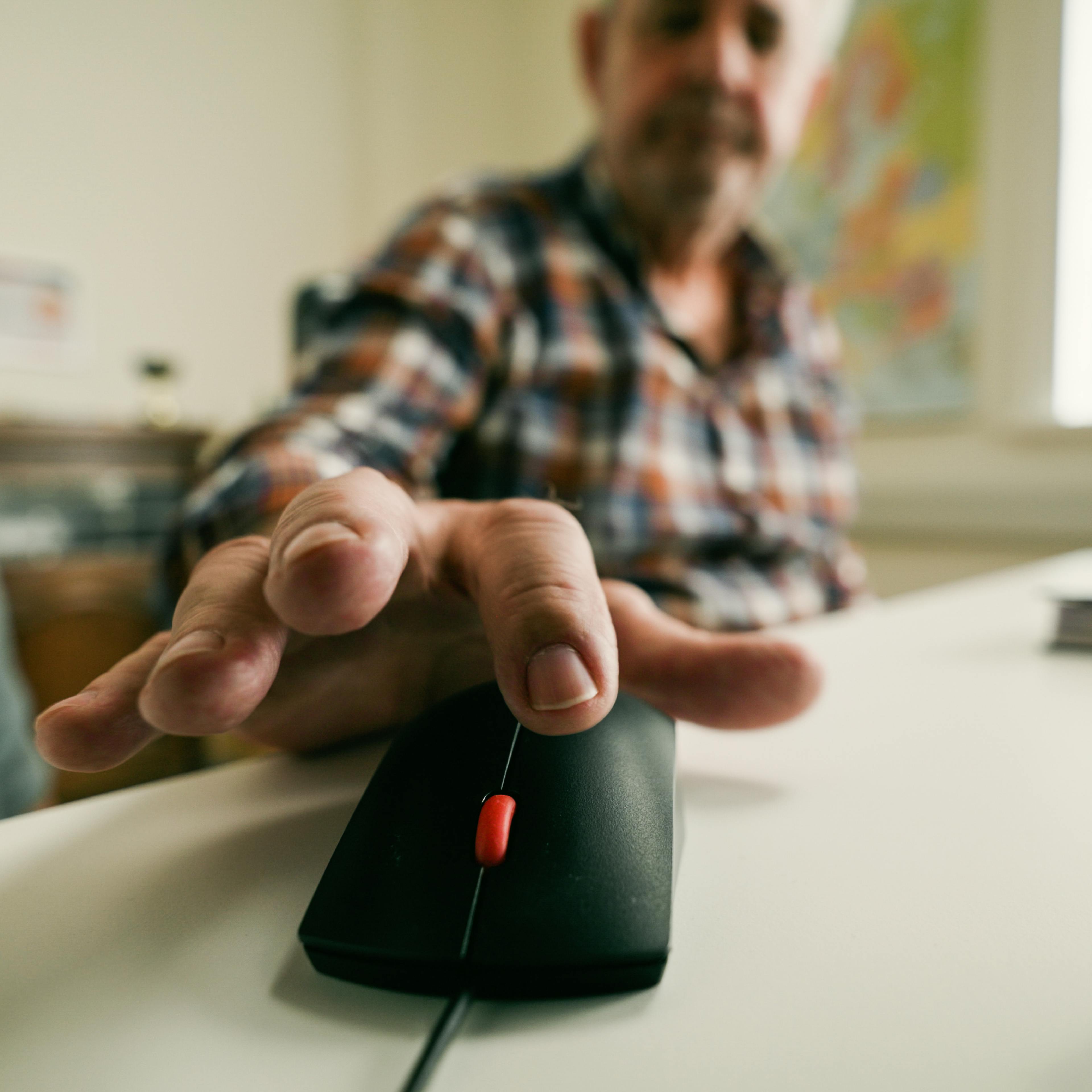 Transportledare arbetar vid datorn