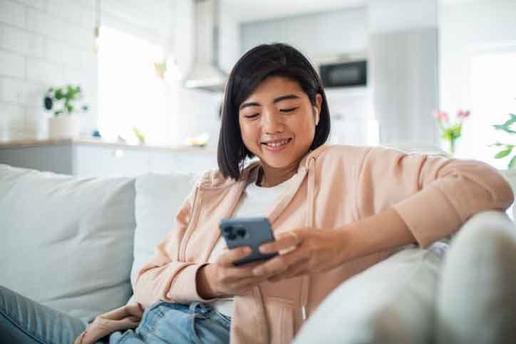 Retail-employee-using-mobile-self-service-app-to-check-her-schedule.