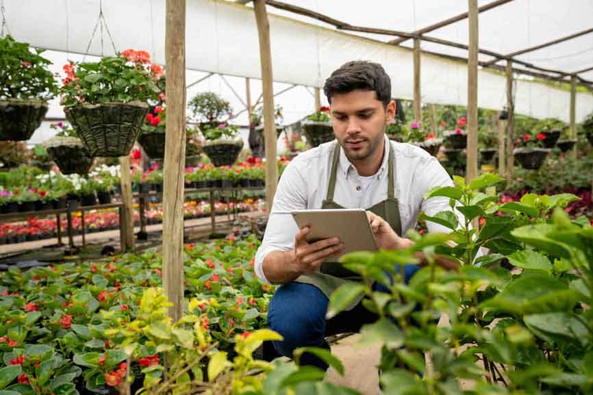 Retail-worker-in-outdoor-plants-and-garden-department