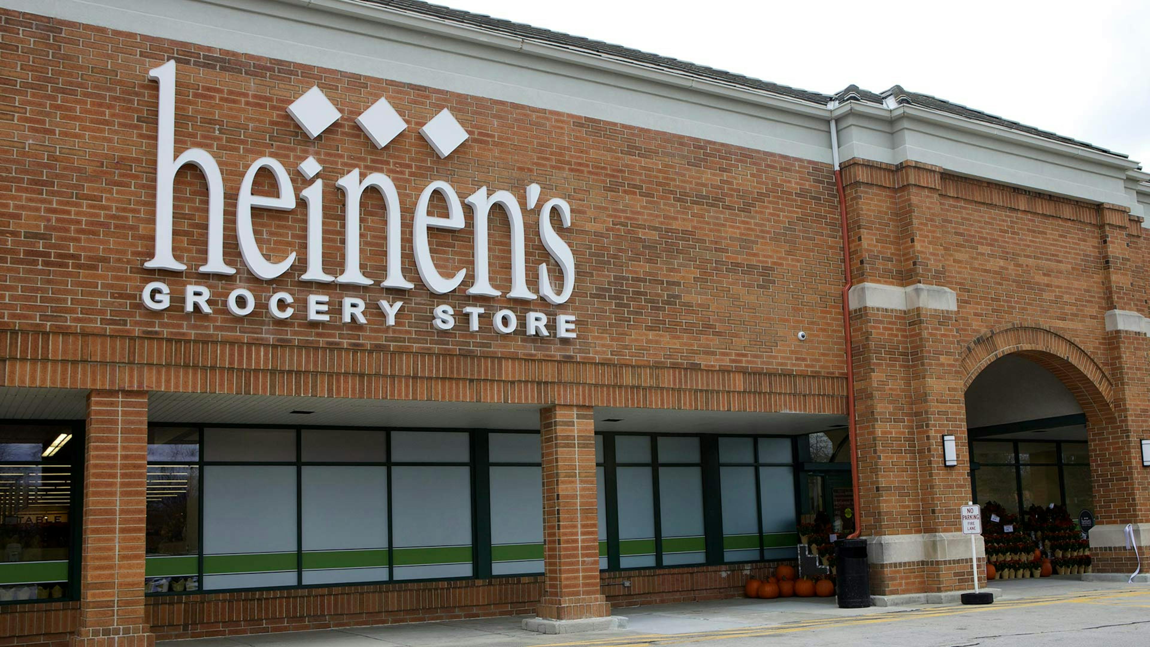 outside of heinens 