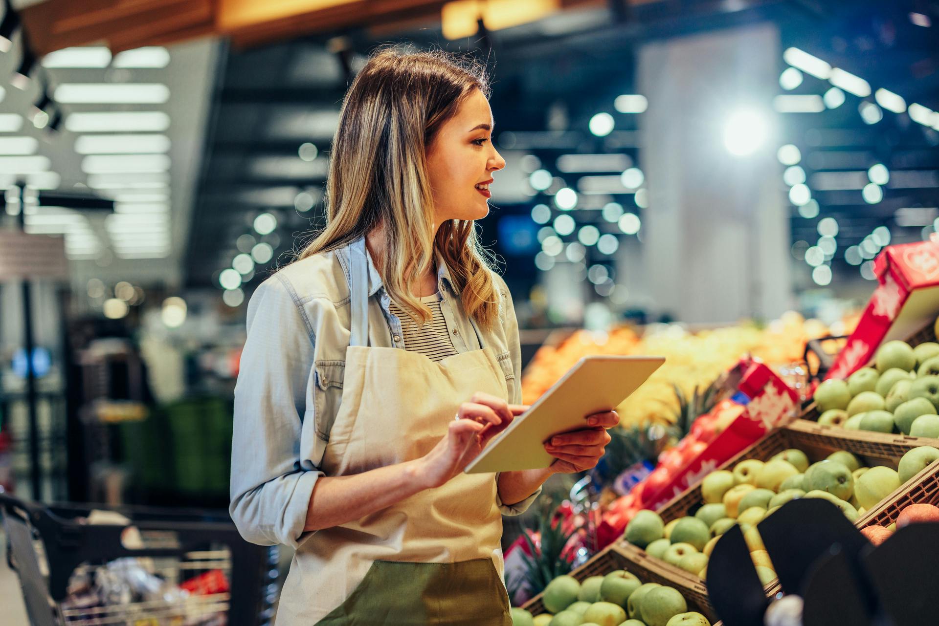 manager tracking food waste