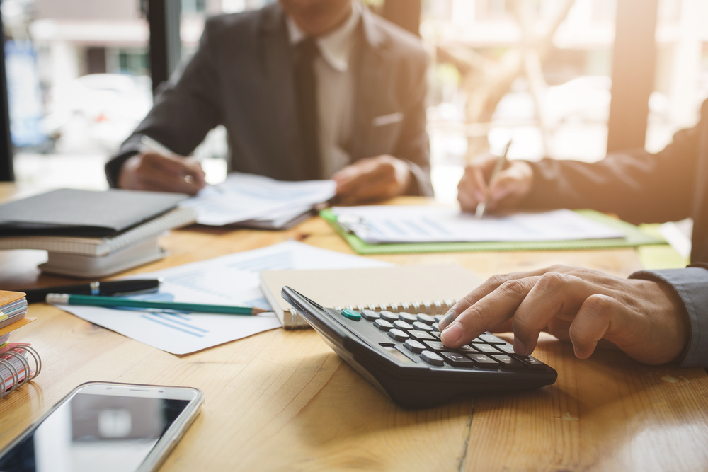 Nærmynd af skrifborði þ.s. verið er að rýna gögn