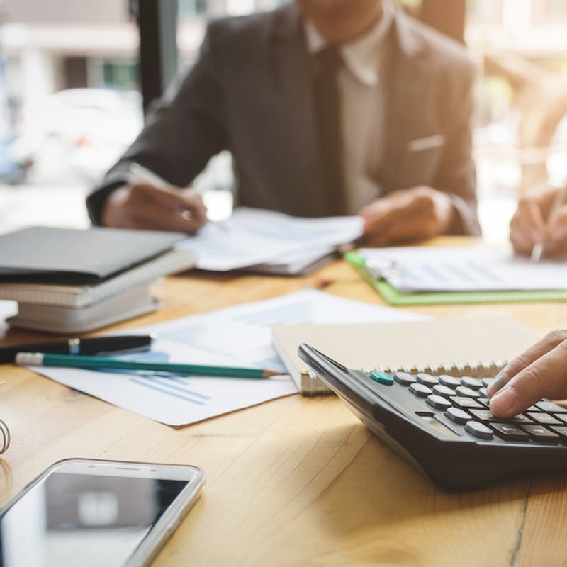 Nærmynd af skrifborði þ.s. verið er að rýna gögn