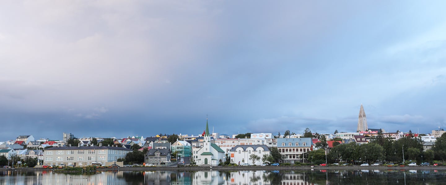 Útsýni yfir tjörnina og miðbæ Reykjavíkur