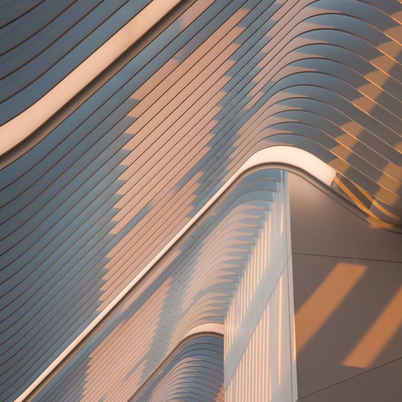 Skuggamynd á silfurlitu þaki byggingar