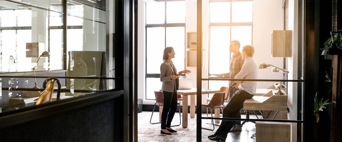 Starfsfólk á spjalli í fundarherbergi